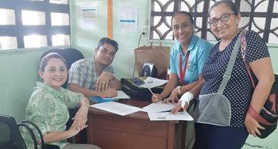 Un grupo de personas sentadas en una sala

Descripción generada automáticamente