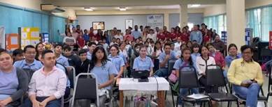 Un grupo de personas en un salón

Descripción generada automáticamente