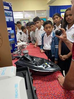 Un grupo de personas en un salón de clases

Descripción generada automáticamente con confianza media